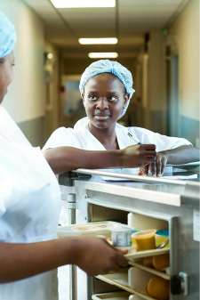 Reportage en hôpital pour la Haute Autorité de Santé. distribution des repas à l’hôpital